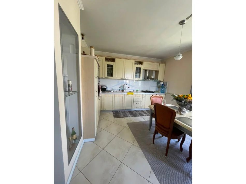Tirane, shitet apartament 2+1 Kati 5, 127 m² 23.500.000 all (Liqeni i thate)