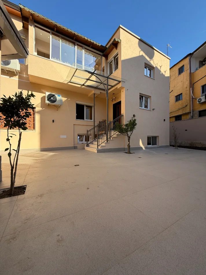 Tirane, jepet me qera Vile Kati 0, 141 m² 2.300 € (Rruga Naim Frasheri)