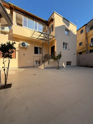 Tirane, jepet me qera Vile Kati 0, 141 m² 2.300 € (Rruga Naim Frasheri)