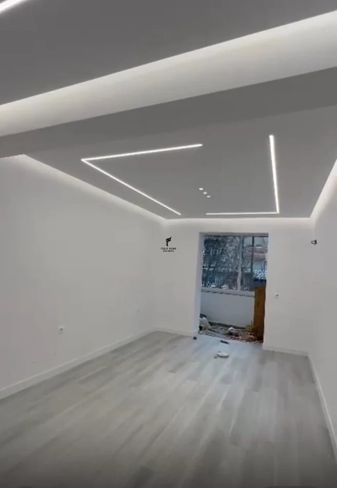 Tirane, jepet me qera zyre Kati 1, 80 m² 1.200 € (RRUGA E BARRIKADAVE)