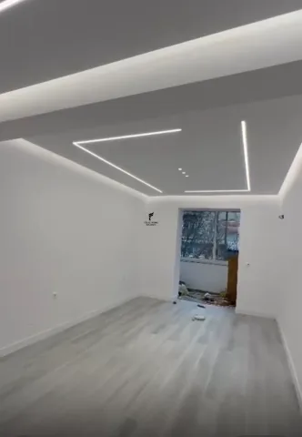 Tirane, jepet me qera zyre Kati 1, 80 m² 1.200 € (RRUGA E BARRIKADAVE)