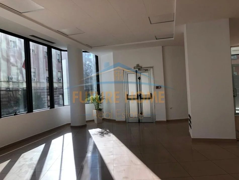 Tirane, jepet me qera ambjent biznesi Kati 1, 780 m² 24.000 € (BLLOKU)