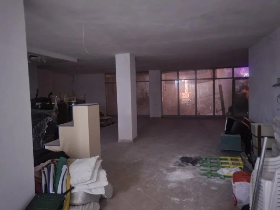 Tirane, jepet me qera ambjent biznesi Kati 1, 140 m², 40.000 Leke (Fresku, prane Fizikes Berthamore)