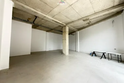 Tirane, jepet me qera dyqan Kati 0, 167 m² 2.000 € (Rruga Hamdi Garunja)