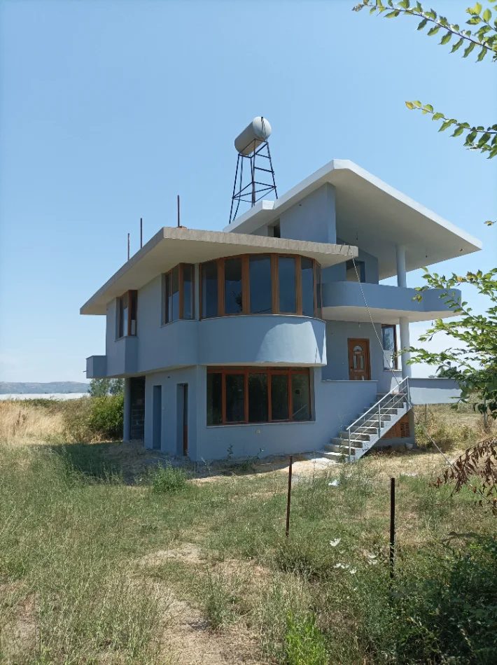 Lushnje, shes , ambjent bisnesi, zyra 220 m2+toke 1500 m2, 9000000 lek