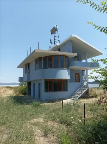 Lushnje, shes , ambjent bisnesi, zyra 220 m2+toke 1500 m2, 9000000 lek