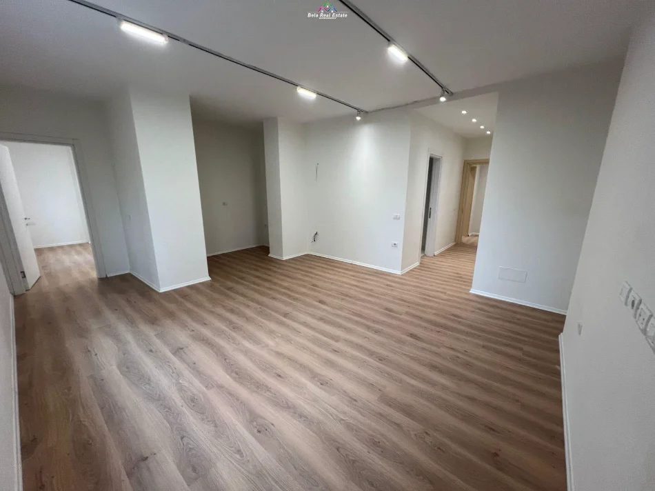 Tirane, jepet me qera zyre Kati 2, 135 m² 1.280 € (Pazari i Ri)