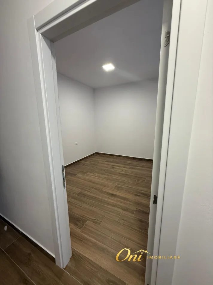 Tirane, jepet me qera zyre Kati 3, 133 m² 650 € (FARMACIA 10)