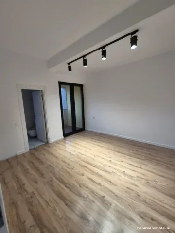 Tirane, jepet me qera zyre Kati 1, 114 m² 1.200 € (Rruga e Kavajes)