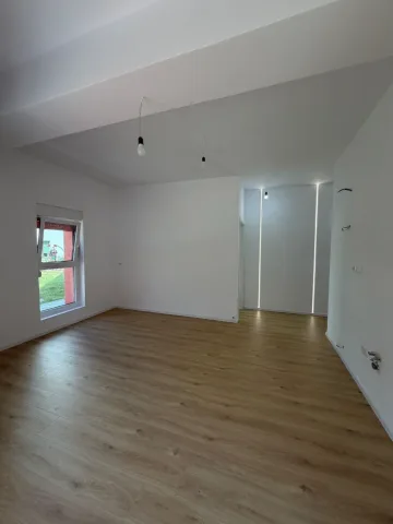 Tirane, jepet me qera zyre Kati 1, 60 m² 400 € (ALI DEMI)