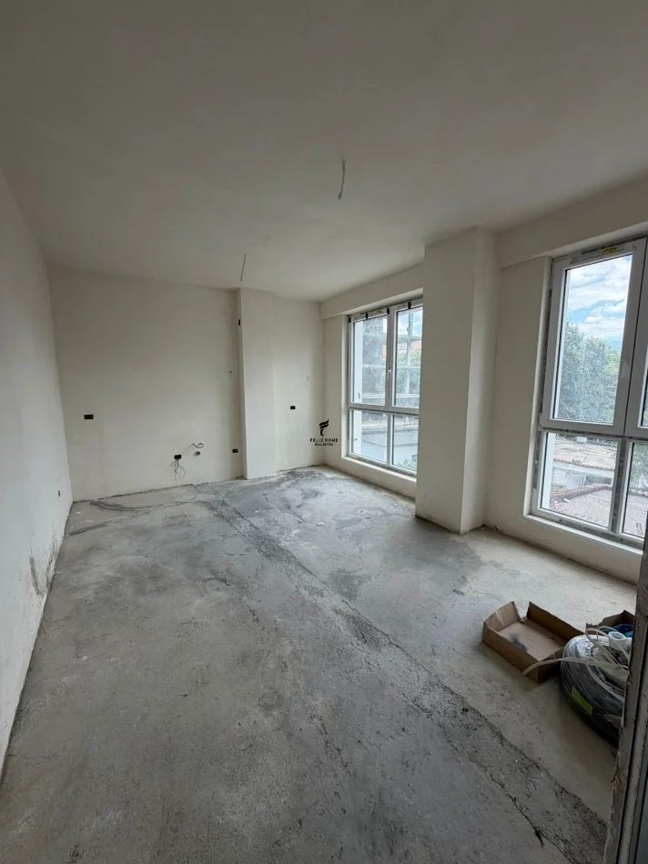 Tirane, jepet me qera zyre , 47 m² 700 € (KOMUNA E PARISIT)