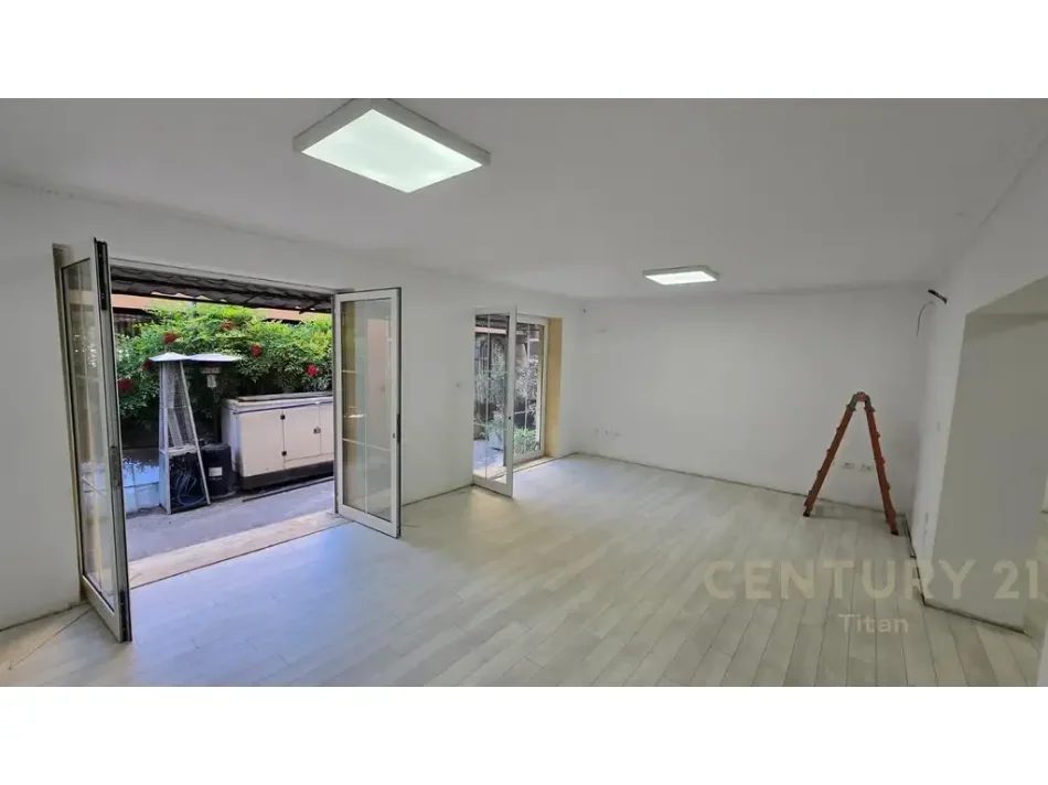 Tirane, shitet ambjent biznesi , 82 m² 260.000 € (21 dhjetori)