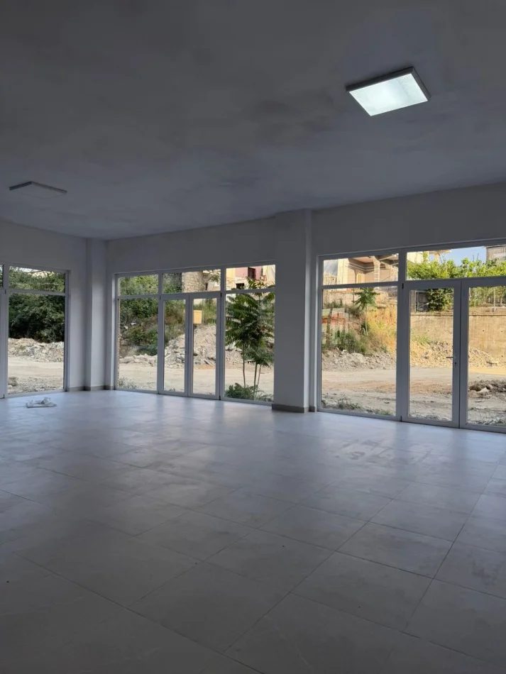 Tirane, jepet me qera ambjent biznesi Kati 0, 320 m² 3.200 € (Rruga 5 Maji)