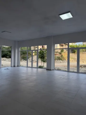 Tirane, jepet me qera ambjent biznesi Kati 0, 320 m² 3.200 € (Rruga 5 Maji)