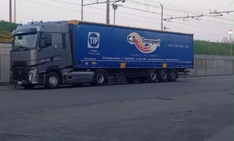 Ofrohet vend pune Shofer kamioni ne Itali (Paga 3.000 € netto)