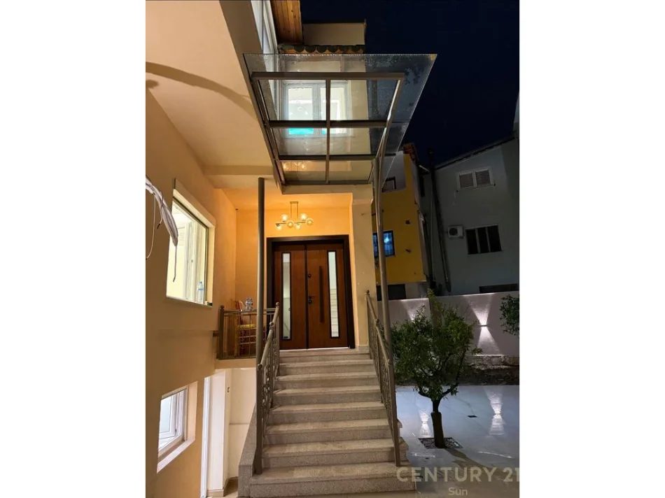 Tirane, jepet me qera Vile , 170 m² 2.300 € (Rruga e kavajes)
