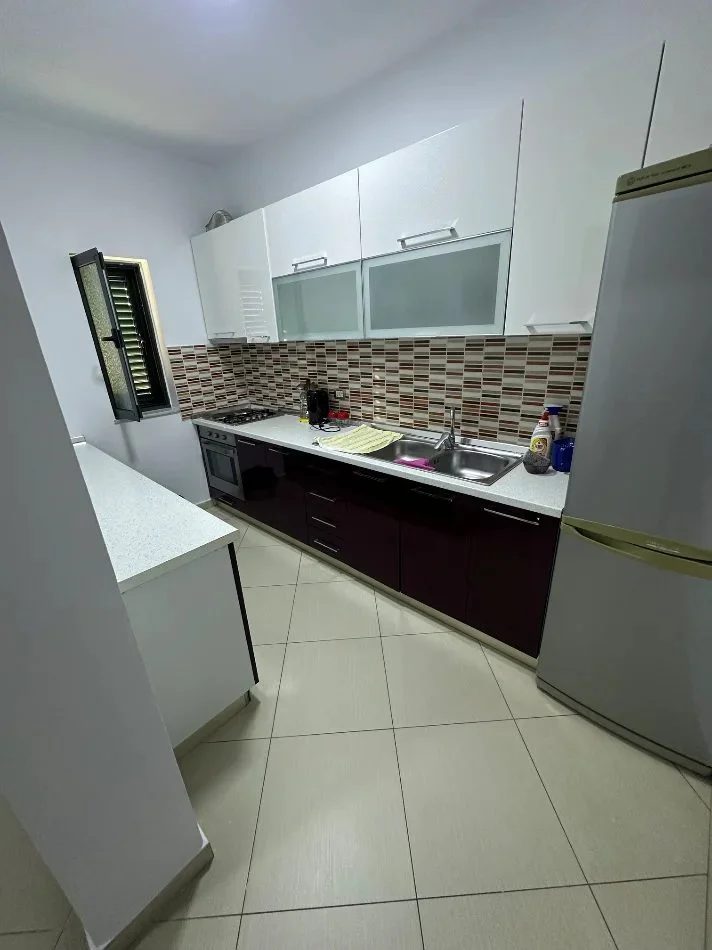 Tirane, jepet me qera apartament 3+1 Kati 2, 190 m² 850 € (Kafja e Rremës)