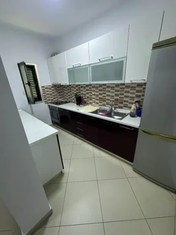 Tirane, jepet me qera apartament 3+1 Kati 2, 190 m² 850 € (Kafja e Rremës)