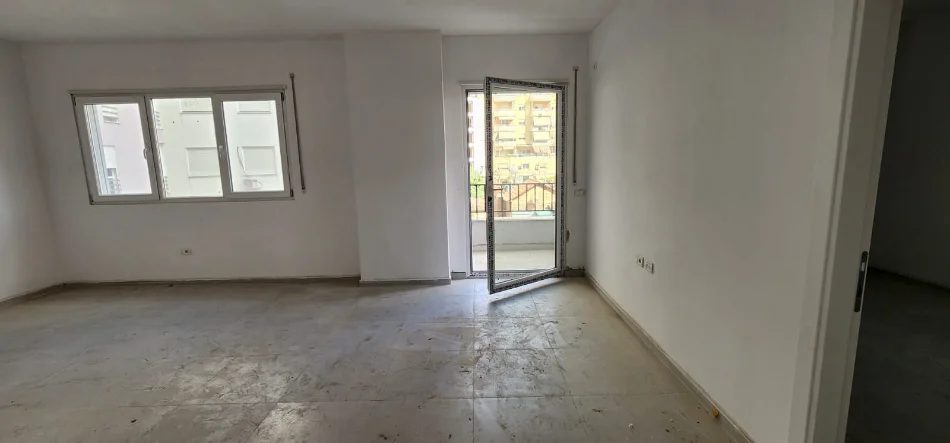 Tirane, jepet me qera zyre Kati 2, 60 m² 600 € (Pazari Ri)