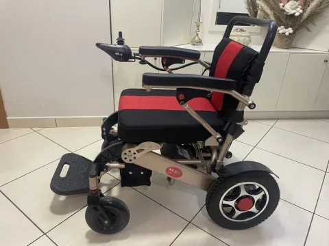Tirane, shes karroce invalidi Karrige invalidi me bateri dhe komanda tek dora 70.000 Leke