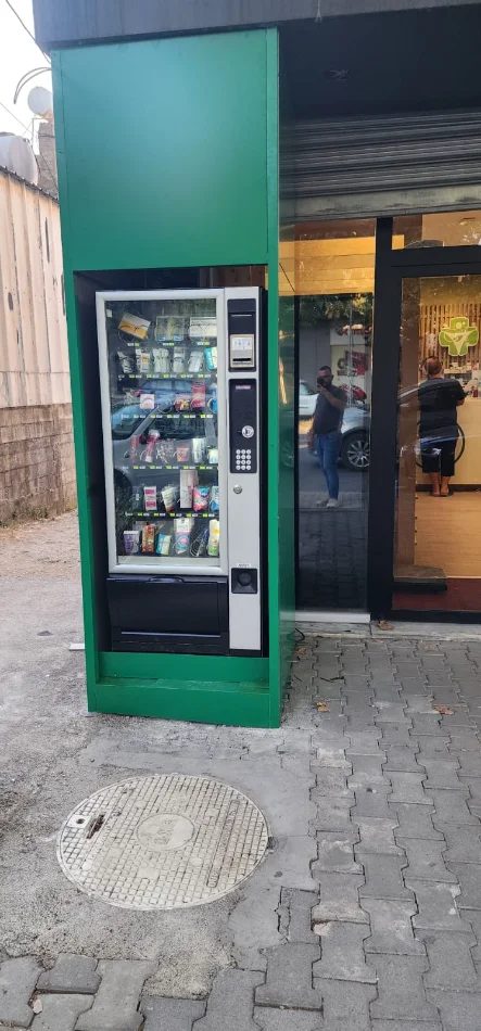 Durres, shes Kush tha që farmacitë nuk kanë nevojë për makiner Shërbimi nuk ndalet me mbylljen e farmacisë!