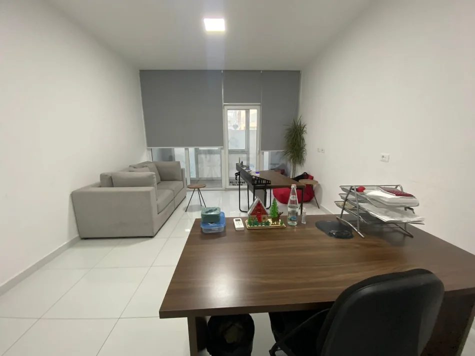 Tirane, jepet me qera zyre Kati 1, 110 m² 1.200 € (KOMUNA E PARISIT)