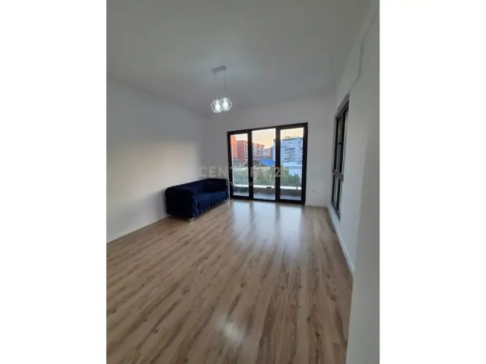 Tirane, jepet me qera ambjent biznesi Kati 2, 113 m² 1.200 € (Square 21)
