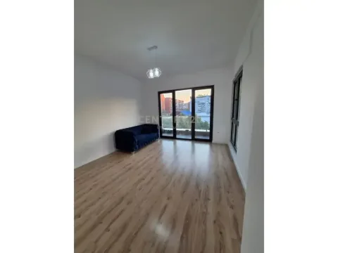 Tirane, jepet me qera ambjent biznesi Kati 2, 113 m² 1.200 € (Square 21)