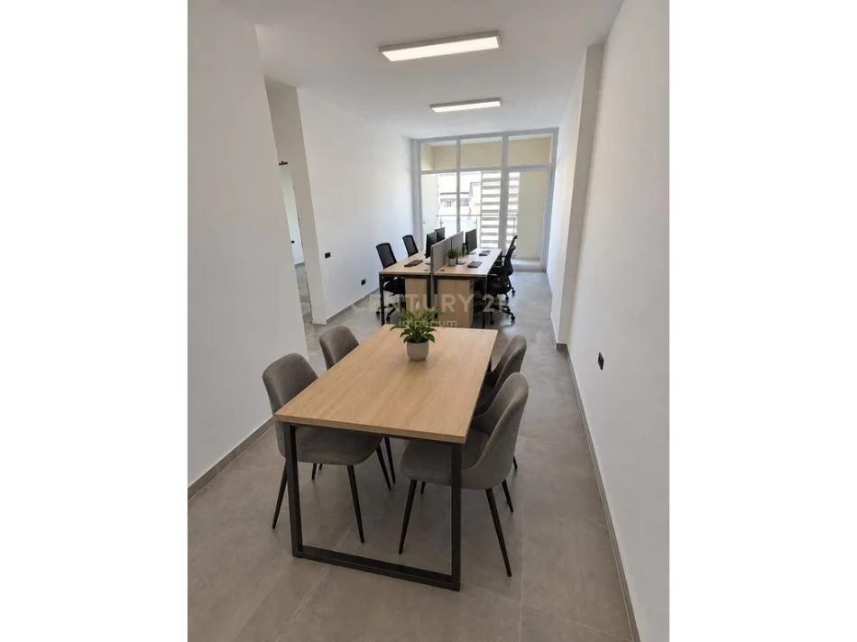 Tirane, jepet me qera zyre Kati 6, 70 m² 700 € (Kika 2)