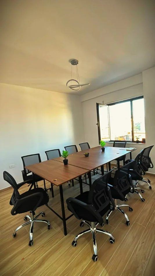 Tirane, Shiten 8 Tavolina – Ideale për Zyrë, Lokal ose Biznes 480 €