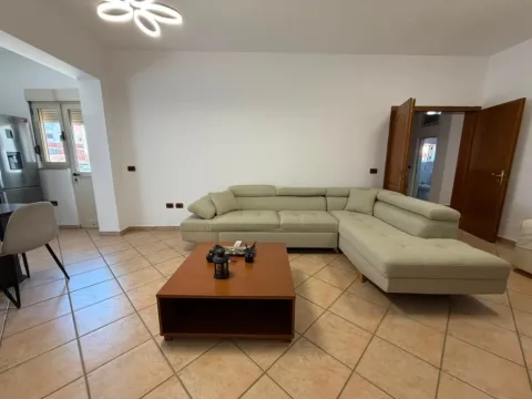 Tirane, jepet me qera apartament 2+1+Ballkon Kati 3, 95 m² 600 € (21 Dhjetori, Tirane)