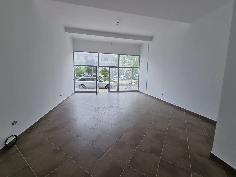 Tirane, jepet me qera dyqan Kati 0, 52 m² 400 € (SOKRAT MIHO)