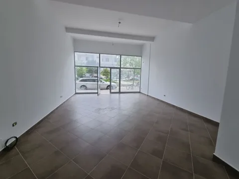 Tirane, jepet me qera dyqan Kati 0, 52 m² 400 € (SOKRAT MIHO)