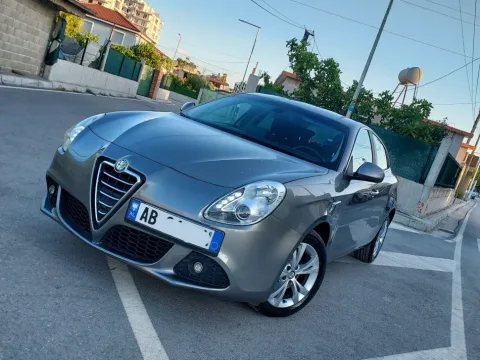 Vlore - Lungomare, shes makine Alfa Giulietta 2013 1.6Naft 4 Porta Nafte, gri e erret manuale Klima 218.865 km 5.400 €