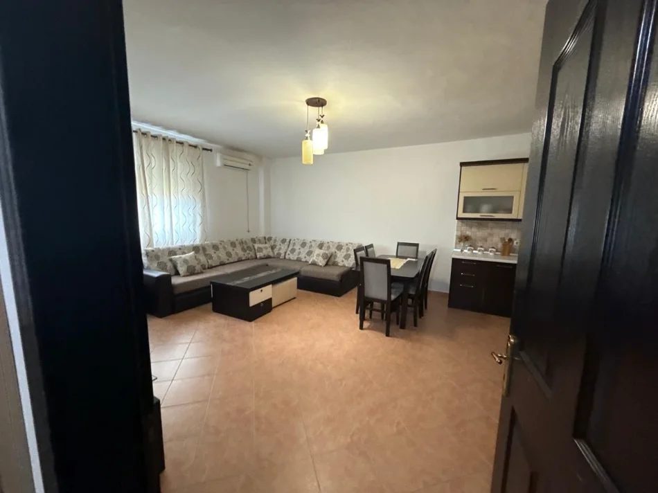 Tirane, jepet me qera Apartament 2+1,kati 5, Mobiluar, Ashensor, Çmimi 45.000 Lekë të Reja, Prane Casa Italia, Terminali