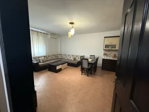 Tirane, jepet me qera Apartament 2+1,kati 5, Mobiluar, Ashensor, Çmimi 45.000 Lekë të Reja, Prane Casa Italia, Terminali