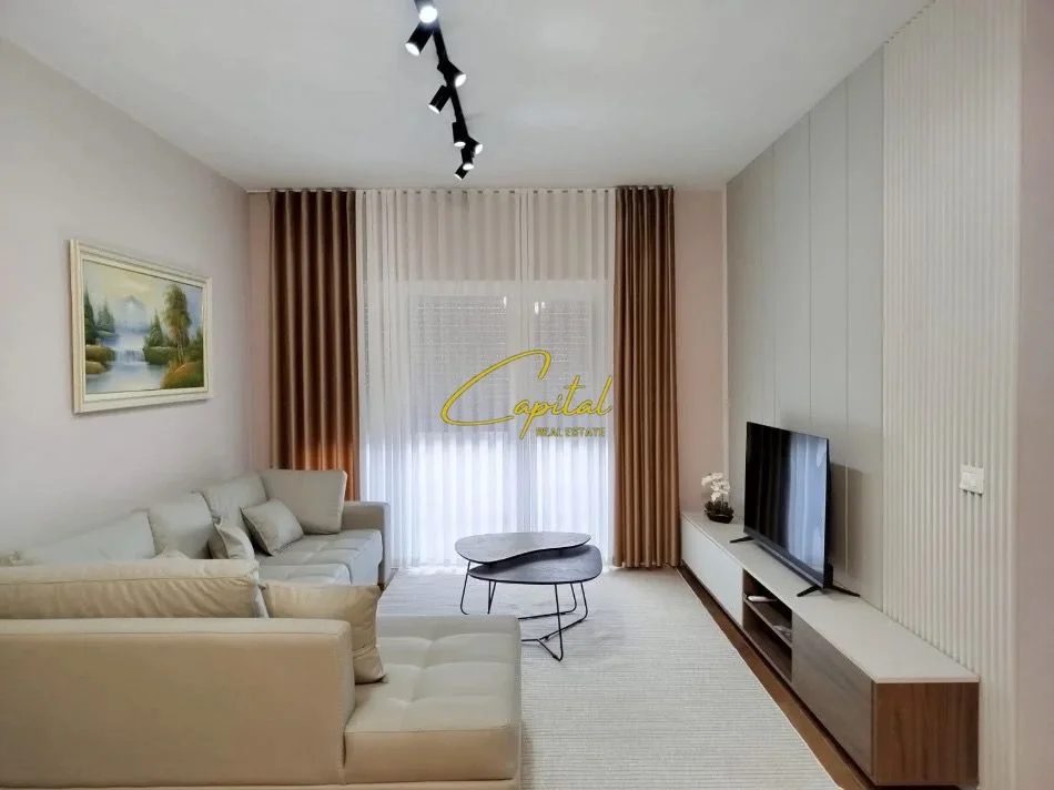 Tirane, jepet me qera apartament 1+1 Kati 5, 80 m² 700 € (PAZARI I RI)
