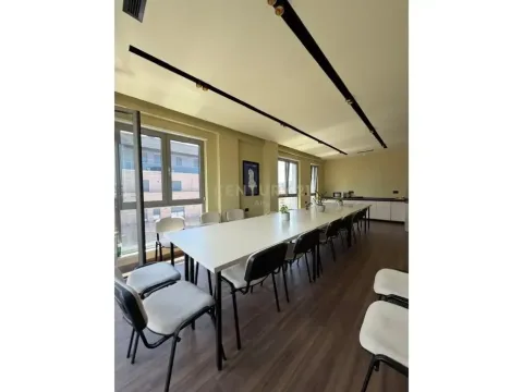 Tirane, jepet me qera zyre Kati 7, 121 m² 1.800 € (Qender)