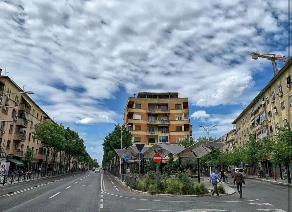 Tirane, jepet me qera zyre Kati 3, 52 m² 600 € (Kafe Flora)