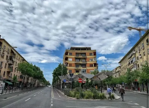 Tirane, jepet me qera zyre Kati 3, 52 m² 600 € (Kafe Flora)