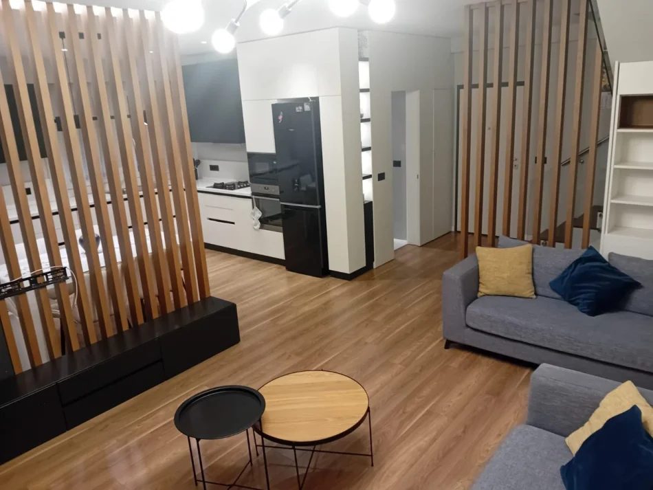 Tirane, jepet me qera ambjent biznesi Kati 4, 130 m² 1.000 € (Rruga 5 Maji)