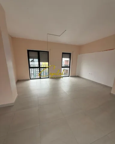 Tirane, jepet me qera zyre Kati 10, 120 m² 800 € (SELVIA)