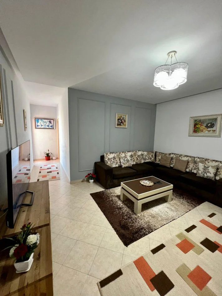 Tirane, shitet apartament 2+1+Ballkon Kati 8, 88 m² 142.000 € (YZBERISHT)