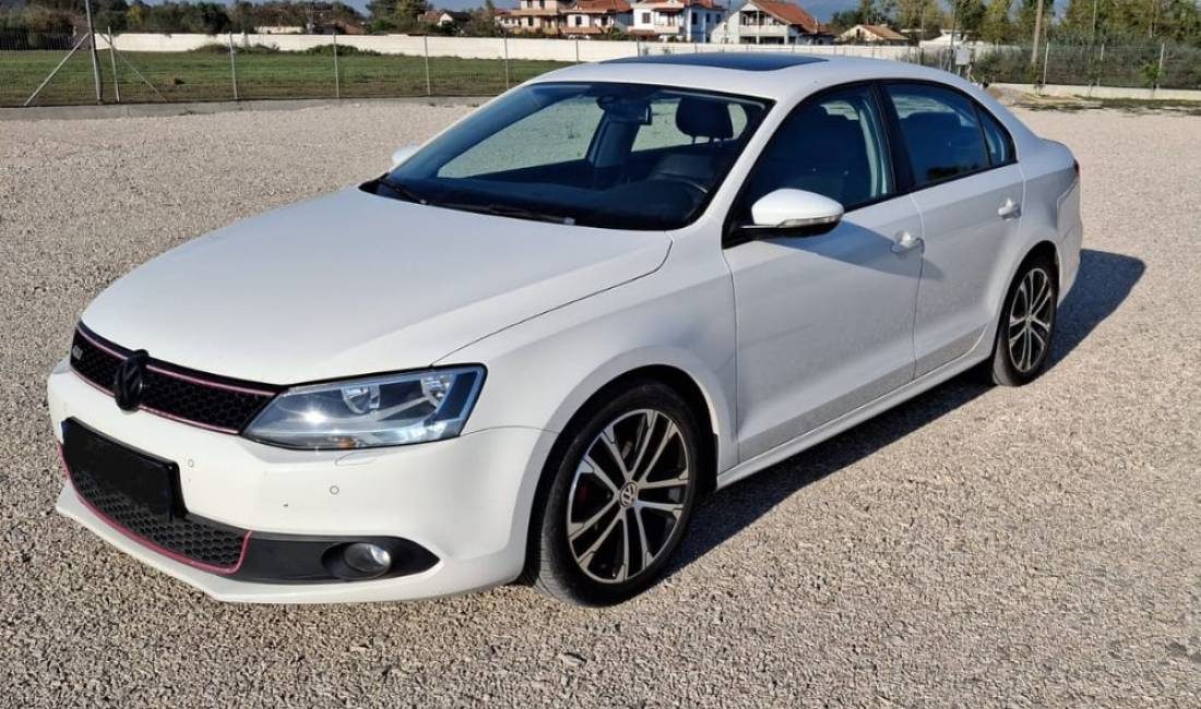 super oferta per muaj shtator Makina me qera Volkswagen Jetta duke filluar nga 25 euro dita per rezervime mbi 10 dite