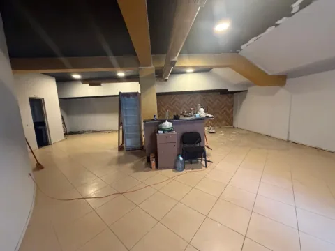 Tirane, jepet me qera ambjent biznesi Kati 1, 116 m² 600 € (Astir)