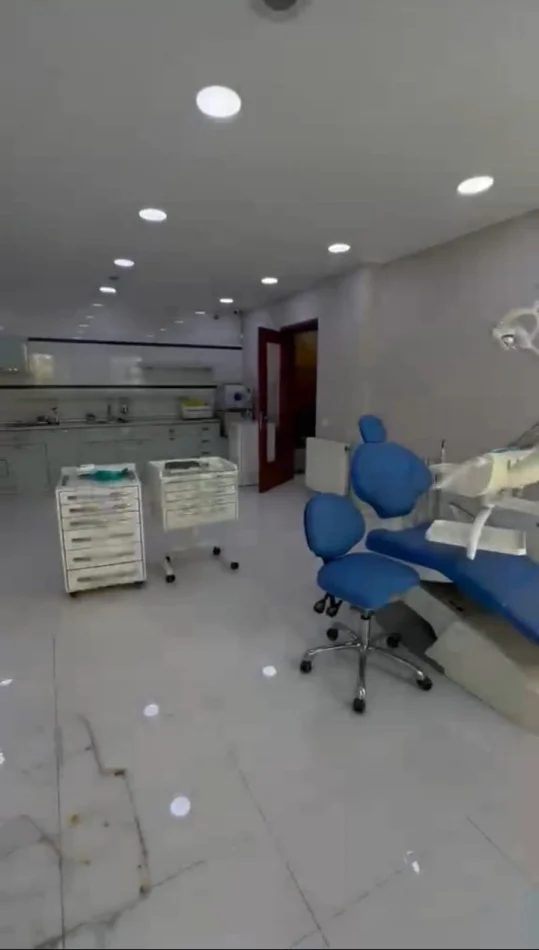Tirane, jepet me qera ambjent biznesi Kati 1, 90 m² 850 € (Komuna e Parisit)