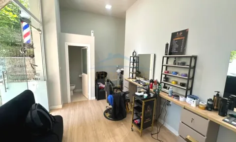 Shitet Biznes Barber-Shop tek Rruga e Barrikadave