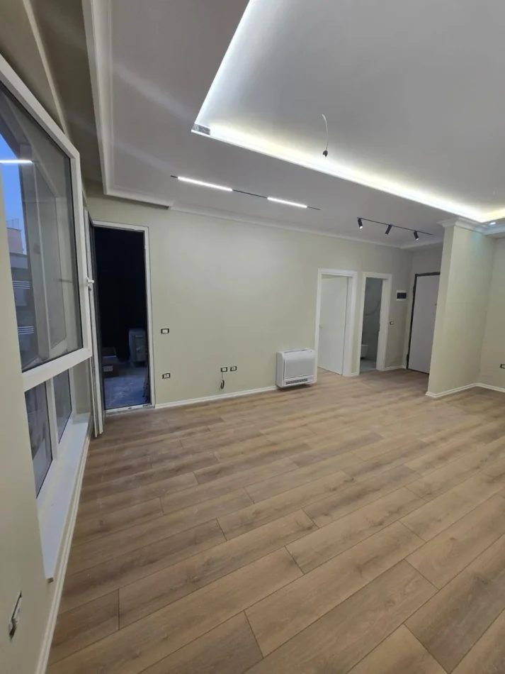 Tirane, jepet me qera ambjent biznesi Kati 2, 67 m² 600 € (Komuna e Parisit)