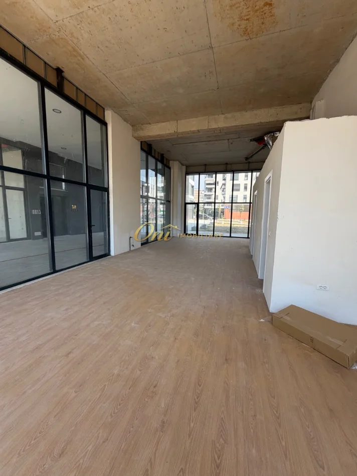 Tirane, jepet me qera dyqan Kati 0, 93 m² 1.950 € (DON BOSKO)