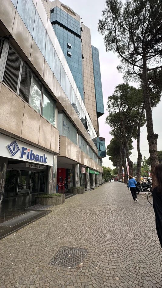 Tirane, jepet me qera zyre Kati 1, 30 m² 650 € (BULEVARDI DESHMORET E KOMBIT)